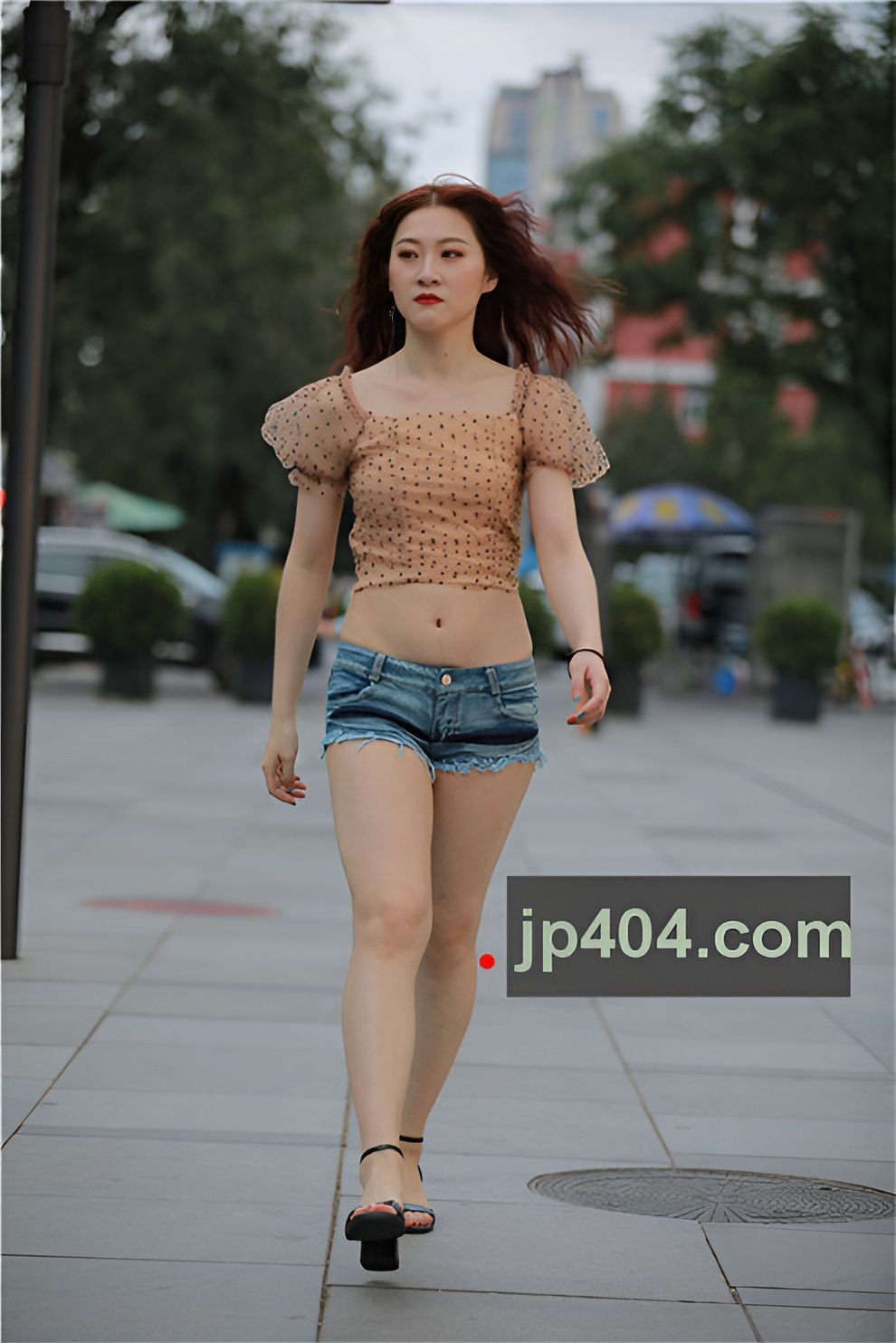 牛仔热裤露腰妹子【套图+视频】