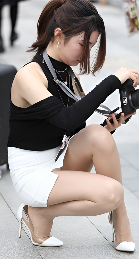 拍照的白裙美女【套图+视频】