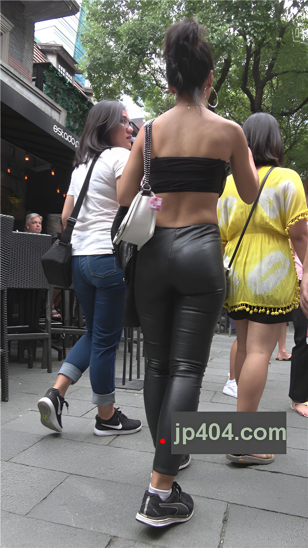 凉爽性感的皮裤小姐姐[1.26G/MP4]