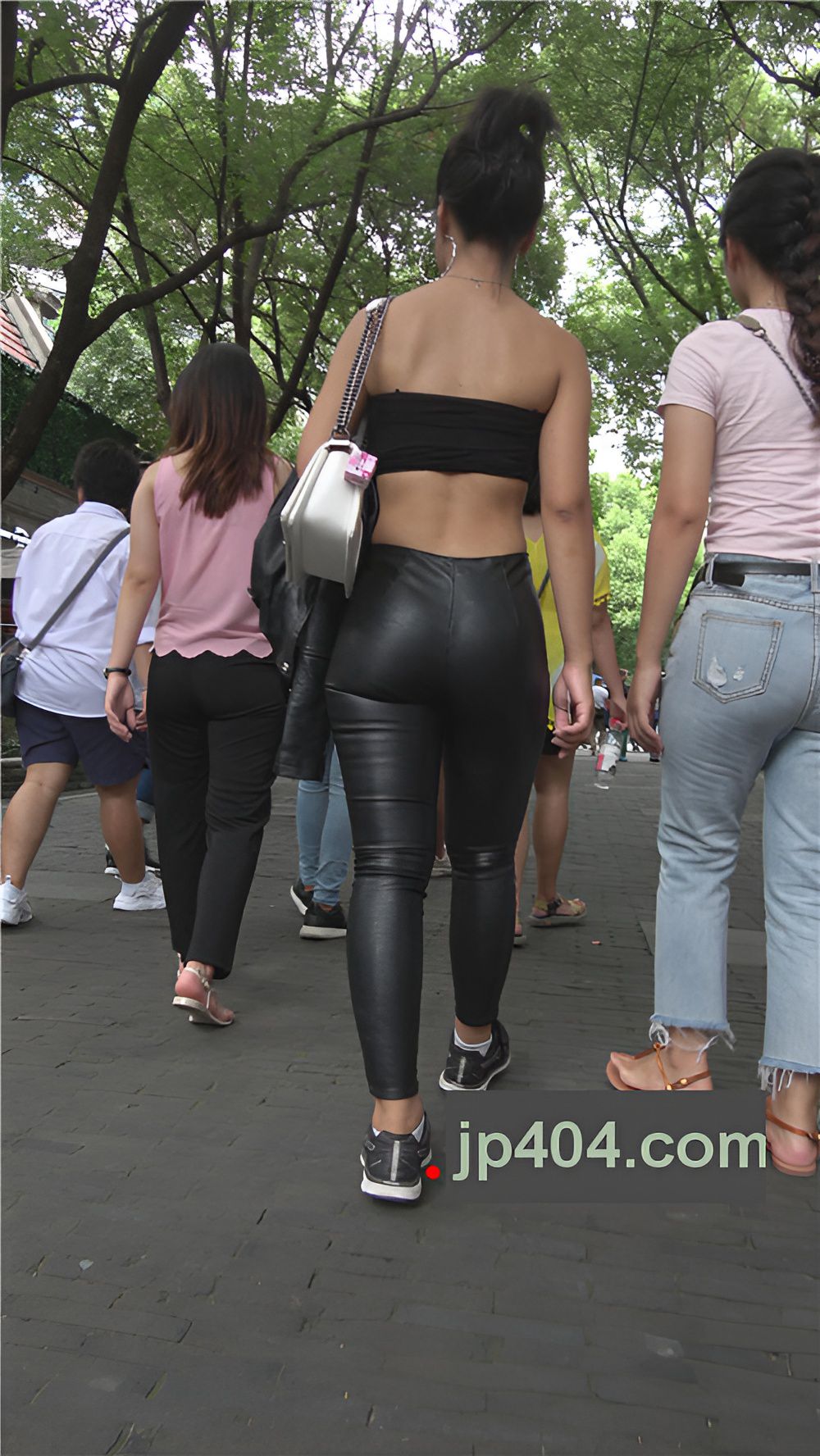 凉爽性感的皮裤小姐姐[1.26G/MP4]