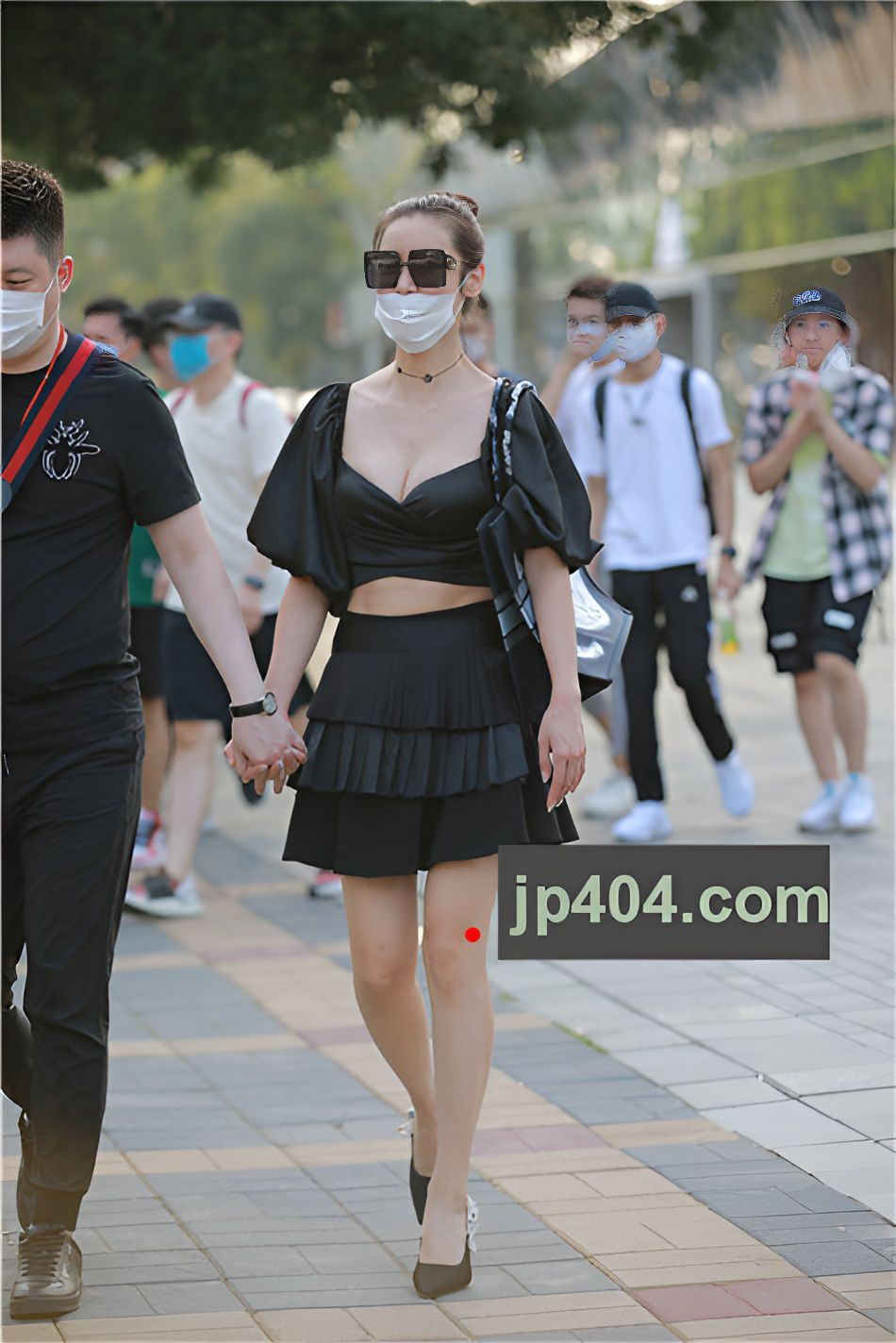 戴口罩的墨镜黑裙小姐姐【套图+视频】
