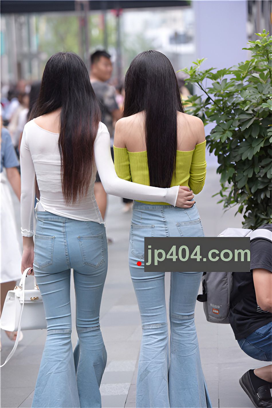 （套图）两个牛仔喇叭裤美女(67P)[1.36G/JPG]