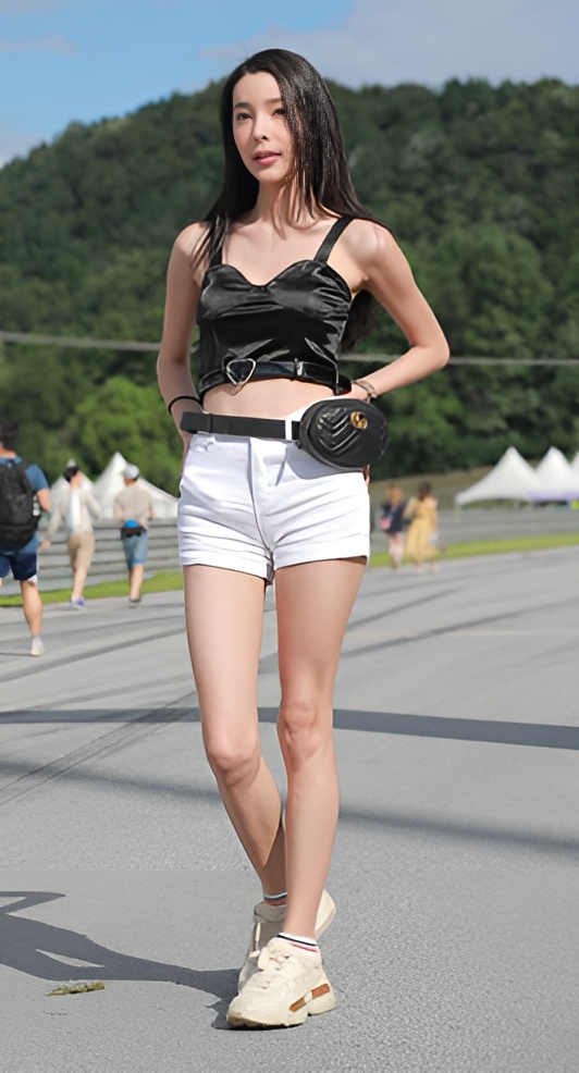 （套图）黑色吊带小姐姐(69P)[544M/JPG]