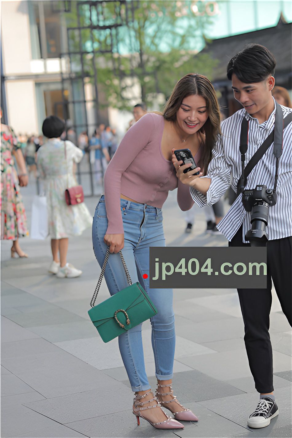 （套图）紧身牛仔美女(55P)[529M/JPG]