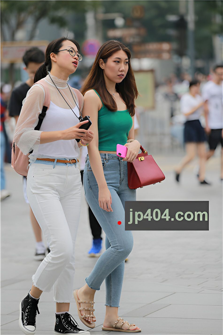 （套图）漂亮的丰腴牛仔吊带美女(41P)[193M/JPG]