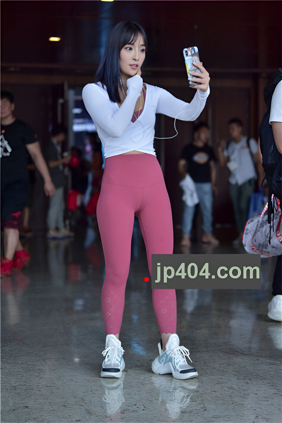 （套图）粉色紧身瑜伽裤美女(63P)[491M/JPG]