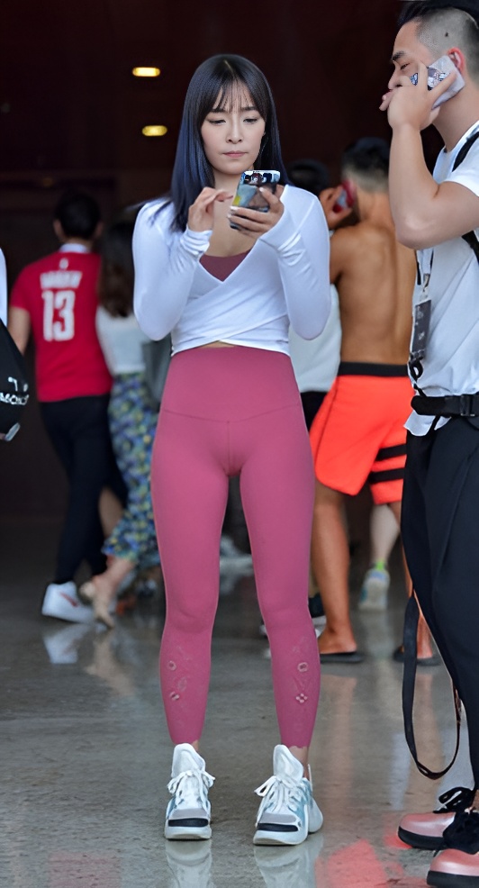 （套图）粉色紧身瑜伽裤美女(63P)[491M/JPG]