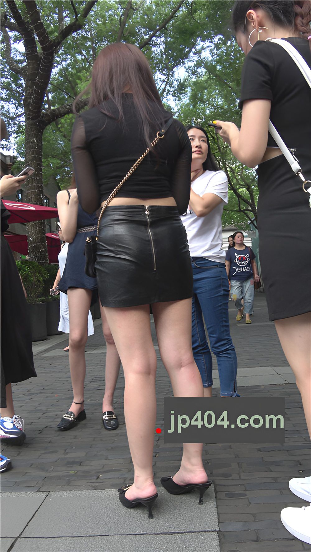 包臀皮裙美女小姐姐[932M/MP4]