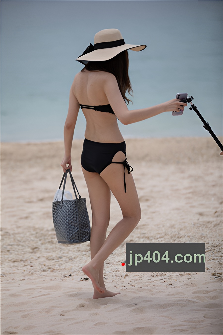 （套图）两个海边拍照的小美女(111P)[1.17G/JPG]