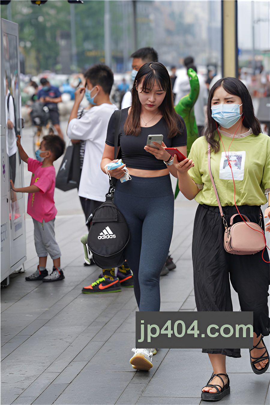 （套图）漂亮的丰腴紧身美女(85P)[1.08G/JPG]