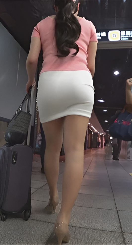 粉衣白色紧身包臀裙美眉[1.02G/MP4]