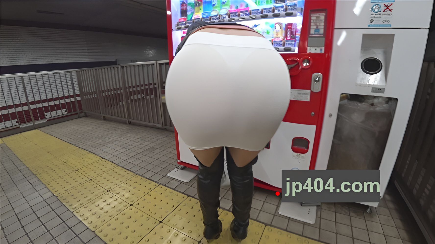 性感的白裙美眉[1.07G/MP4]