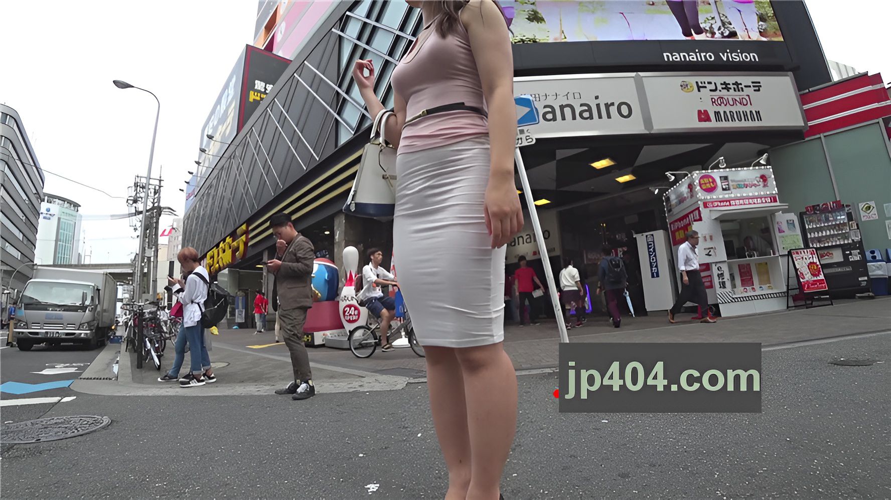 紧身包屯丰腴OL美女[1.43G/MP4]