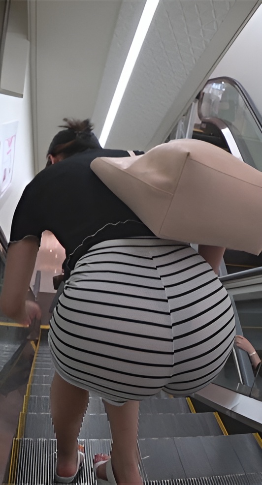 条纹热裤饱满妹子[1.62G/MP4]