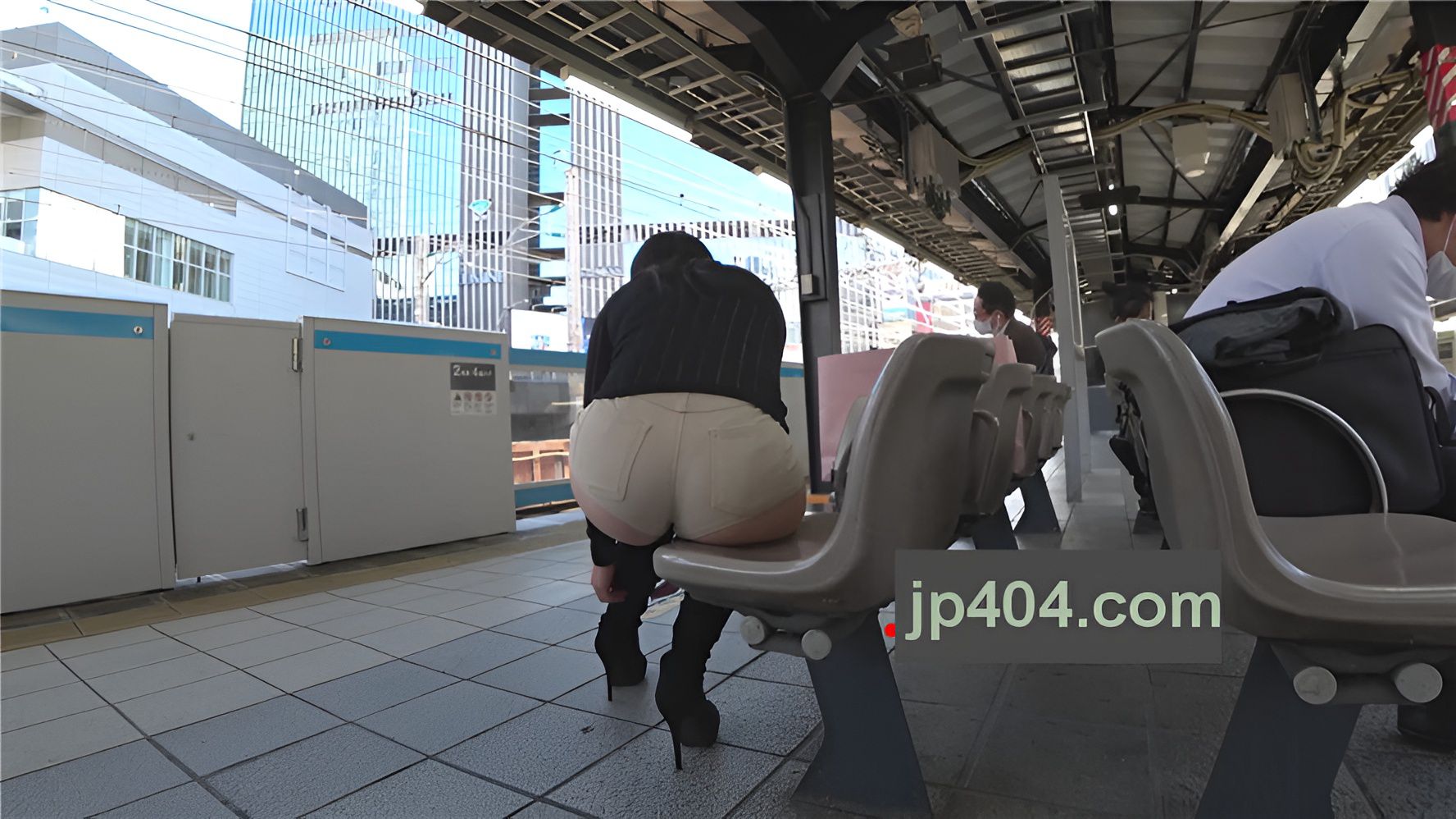 浅绿超短热裤性感身材美女[1.38G/MP4]