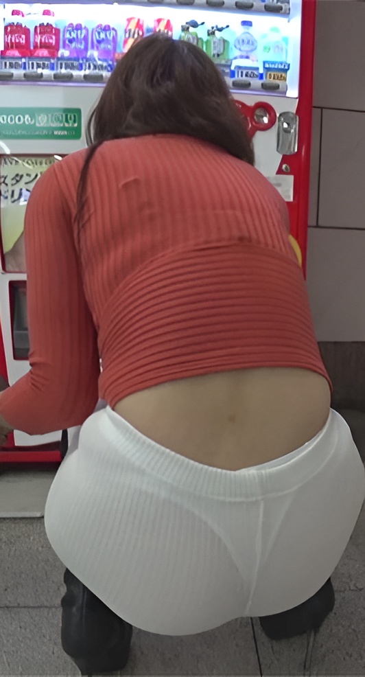 白色微透紧裤性感长腿美女[1.46G/MP4]