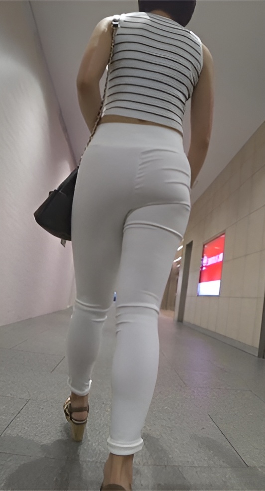 白色紧身裤短发美眉[854M/MP4]