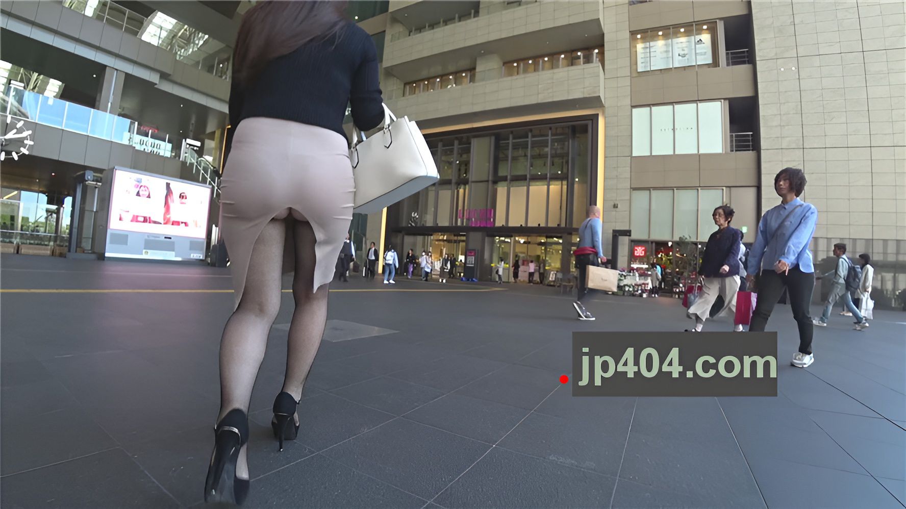 后开叉紧身包屯裙美女[1.4G/MP4]