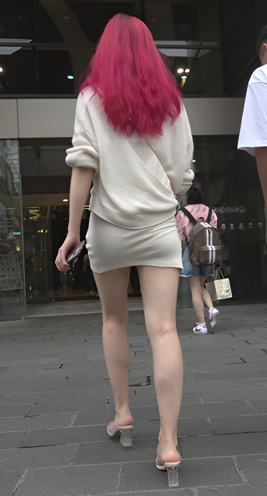 红发白色包臀短裙妹纸[1.39G/MP4]