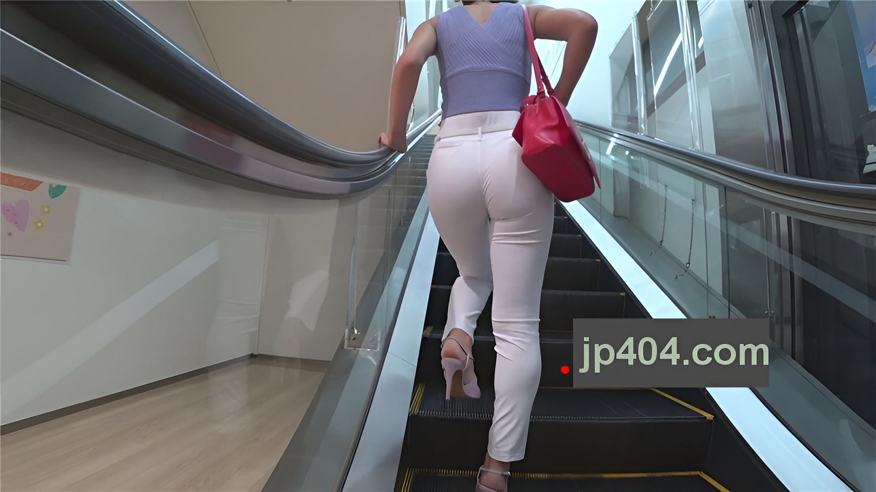 白色紧身裤美眉[1.45G/MP4]