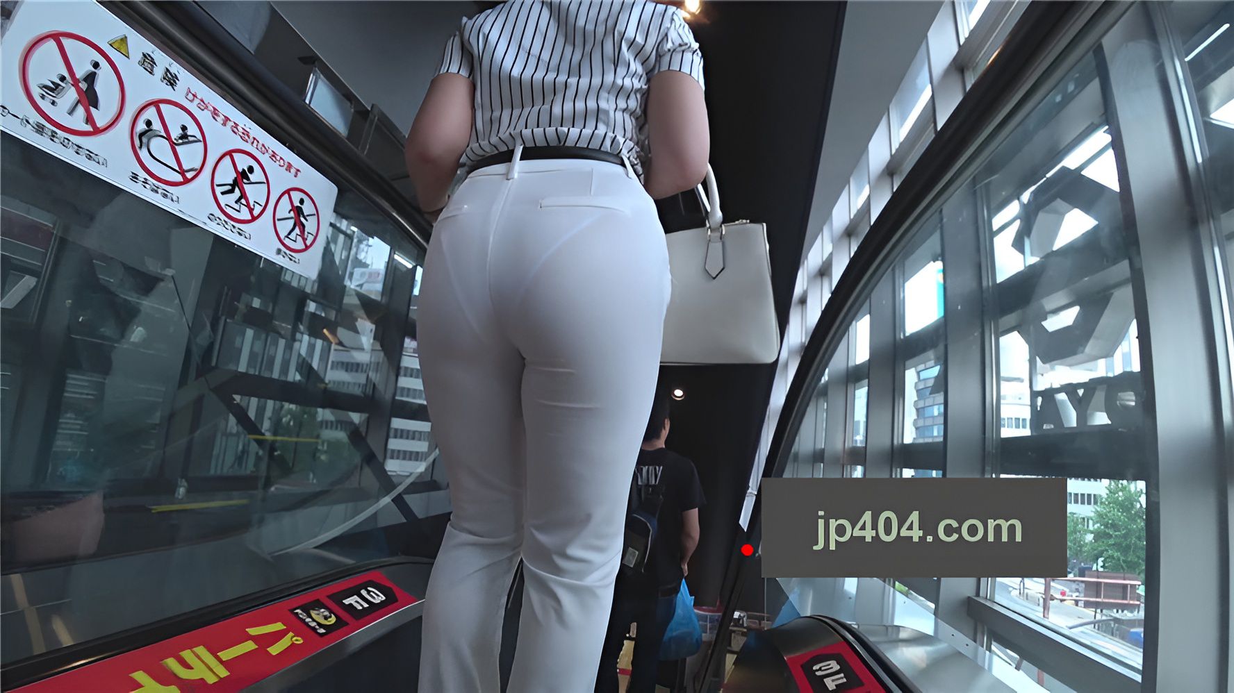 白色紧身裤美眉[1.1G/MP4]