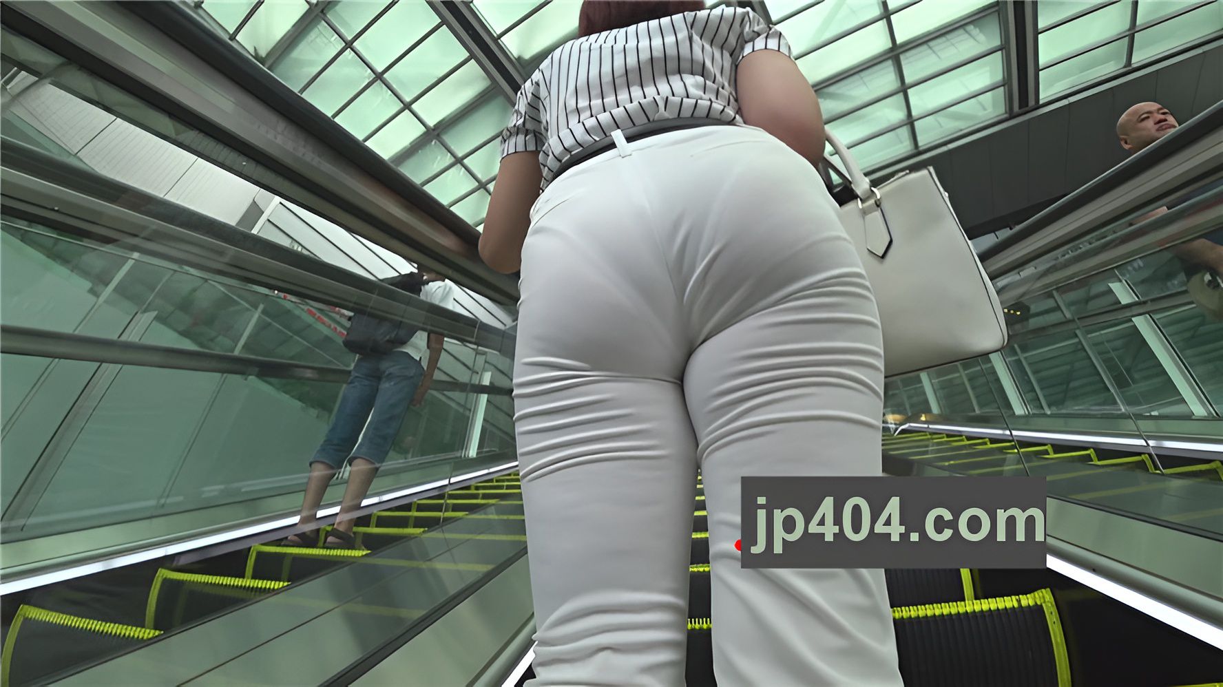 白色紧身裤美眉[1.1G/MP4]