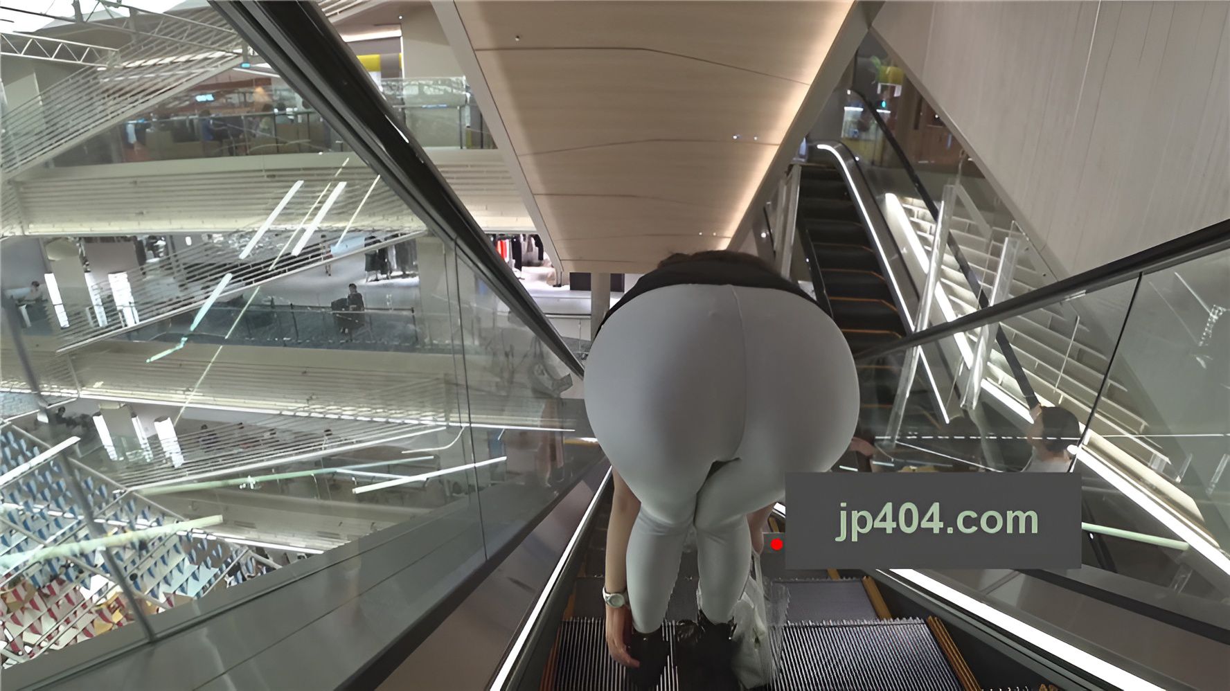 紧身裤美眉[1.35G/MP4]