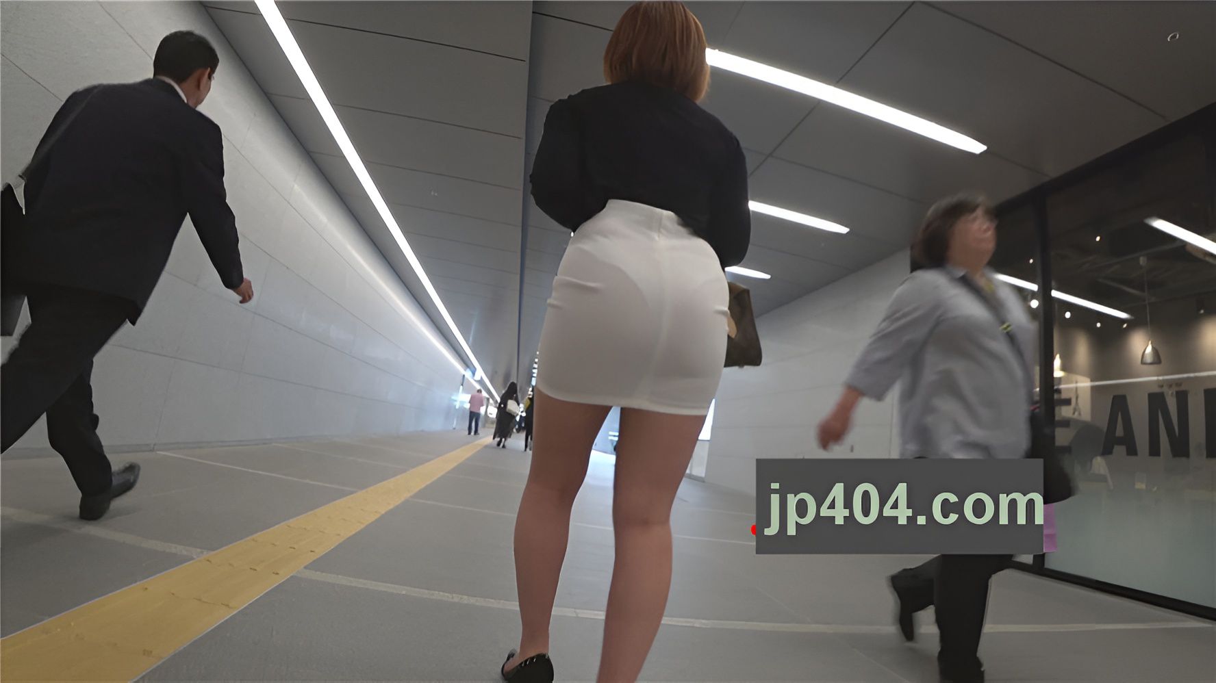 黑衣白裙美眉[1.13G/MP4]