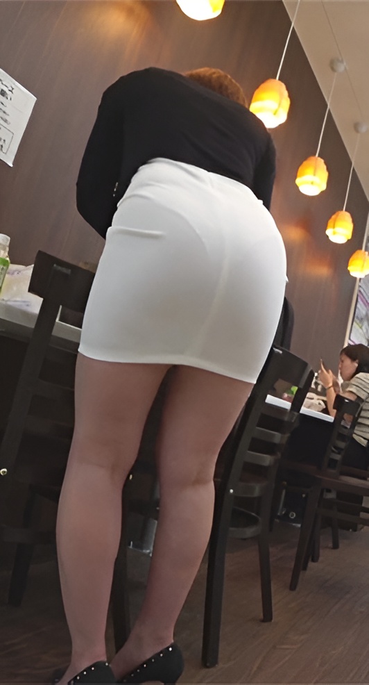 黑衣白裙美眉[1.13G/MP4]