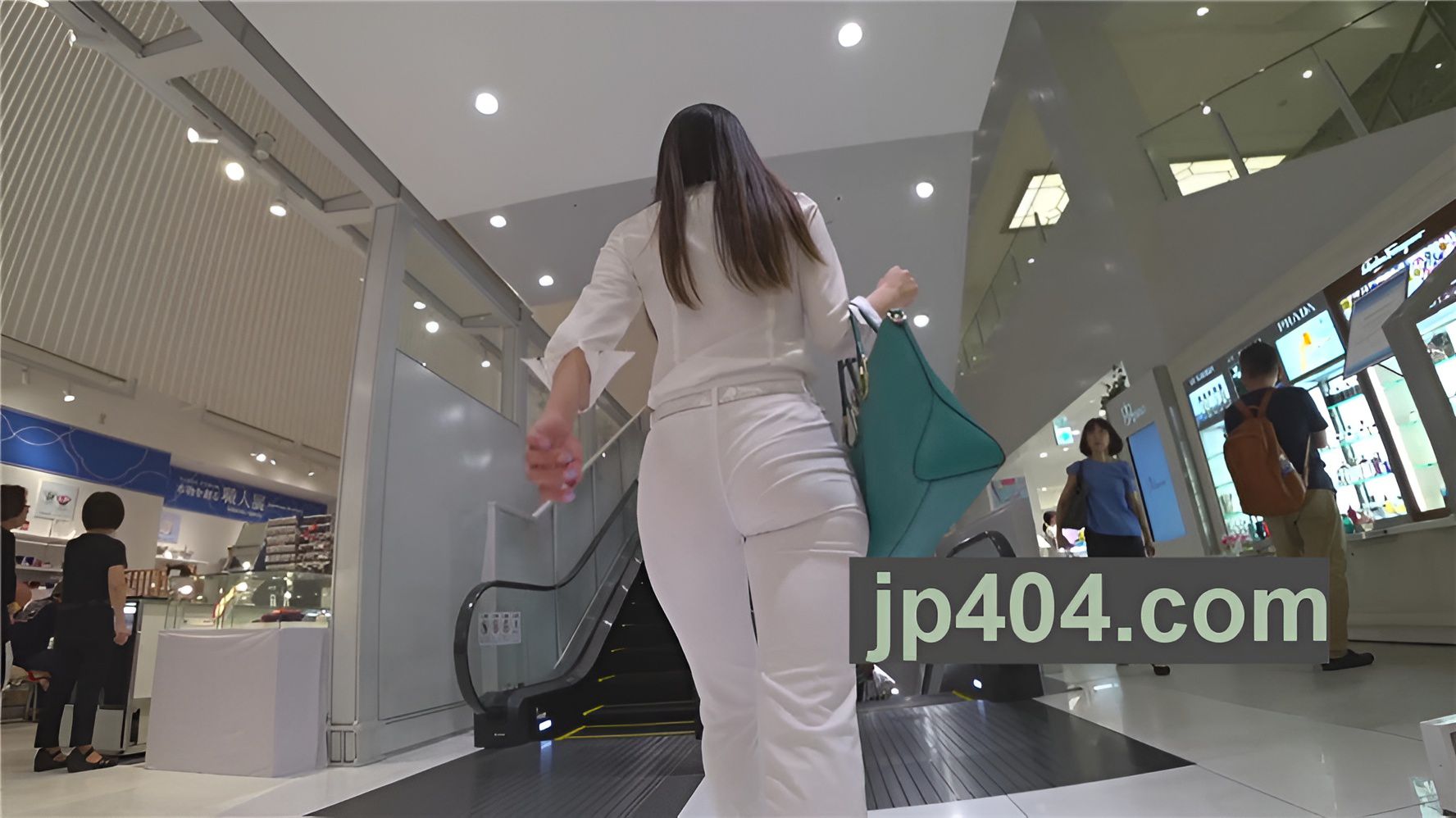 白色紧身裤美女[1.32G/MP4]