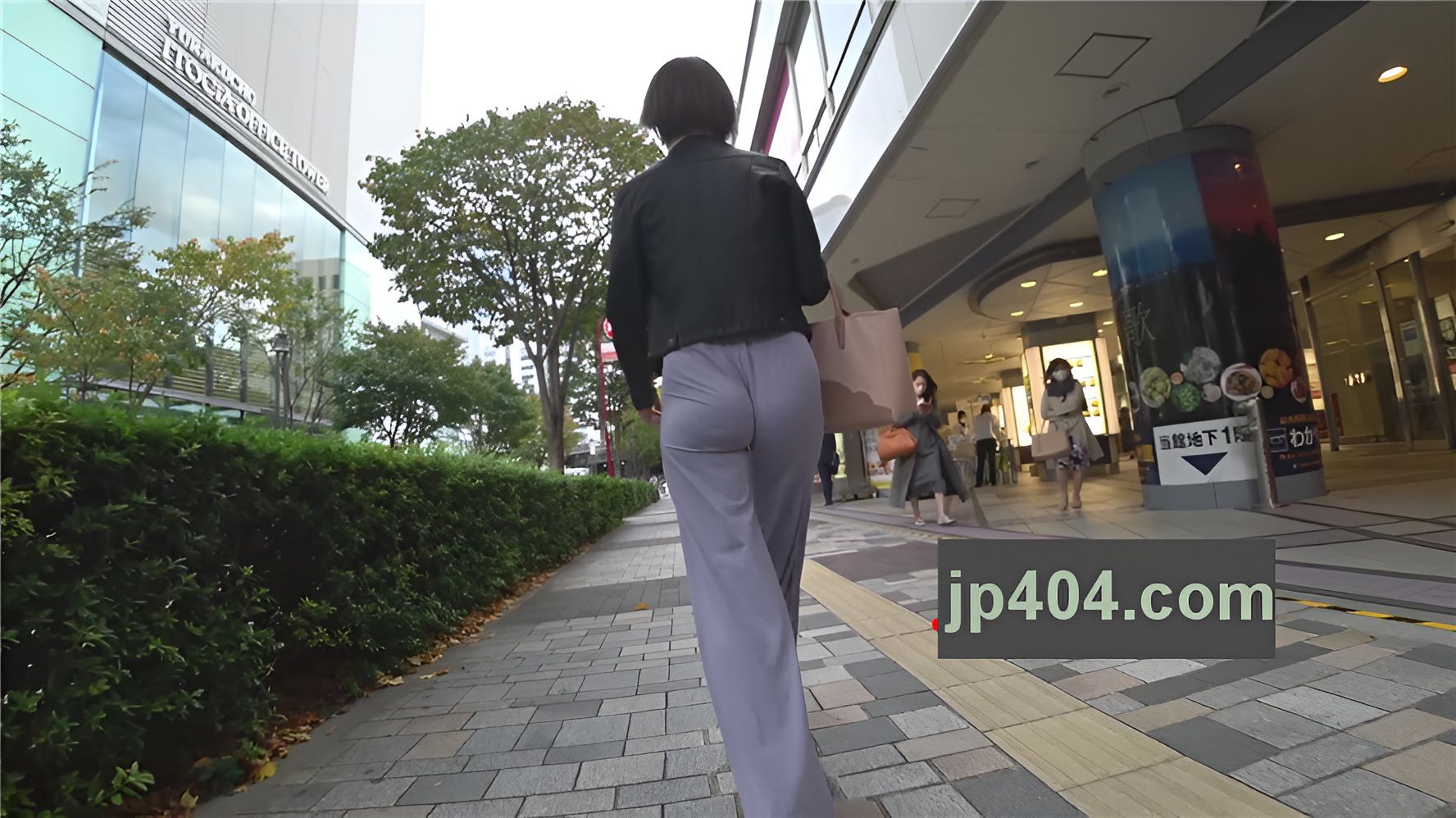 灰色休闲长裤美眉[1.39G/MP4]