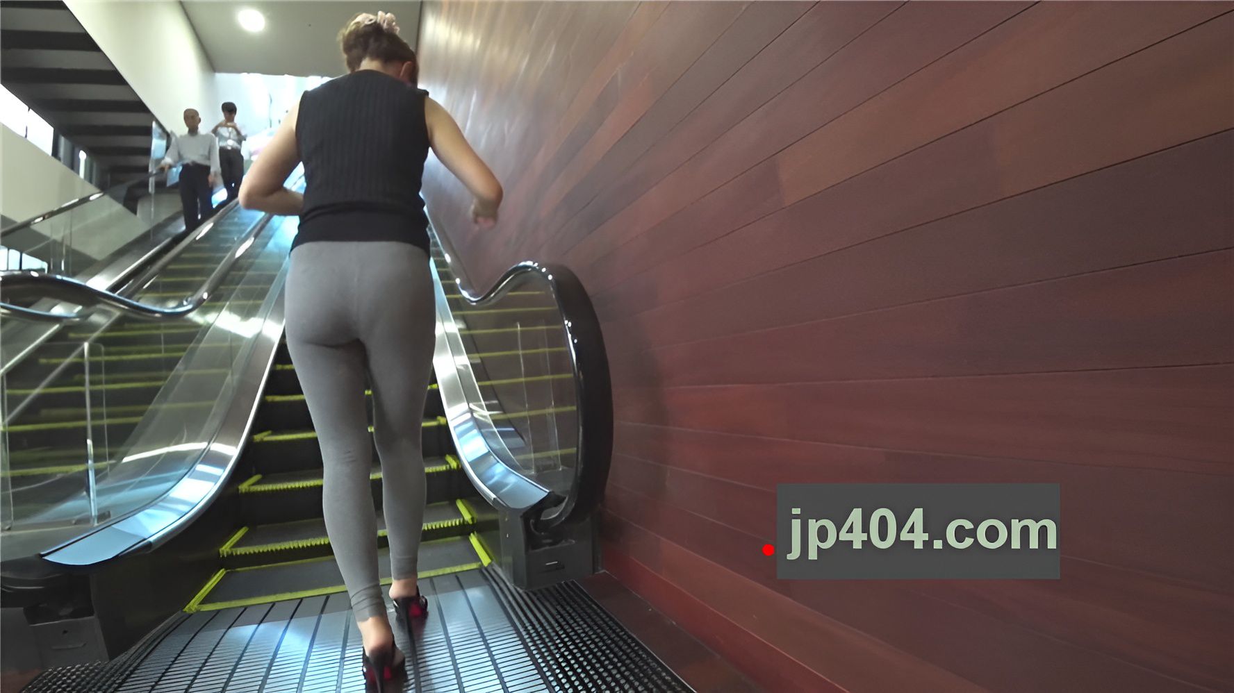 灰色紧身瑜伽裤美眉[1.34G/MP4]