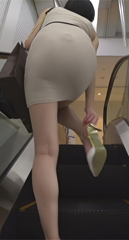 紧身连衣包屯短裙极品身材小姐姐[1.16G/MP4]