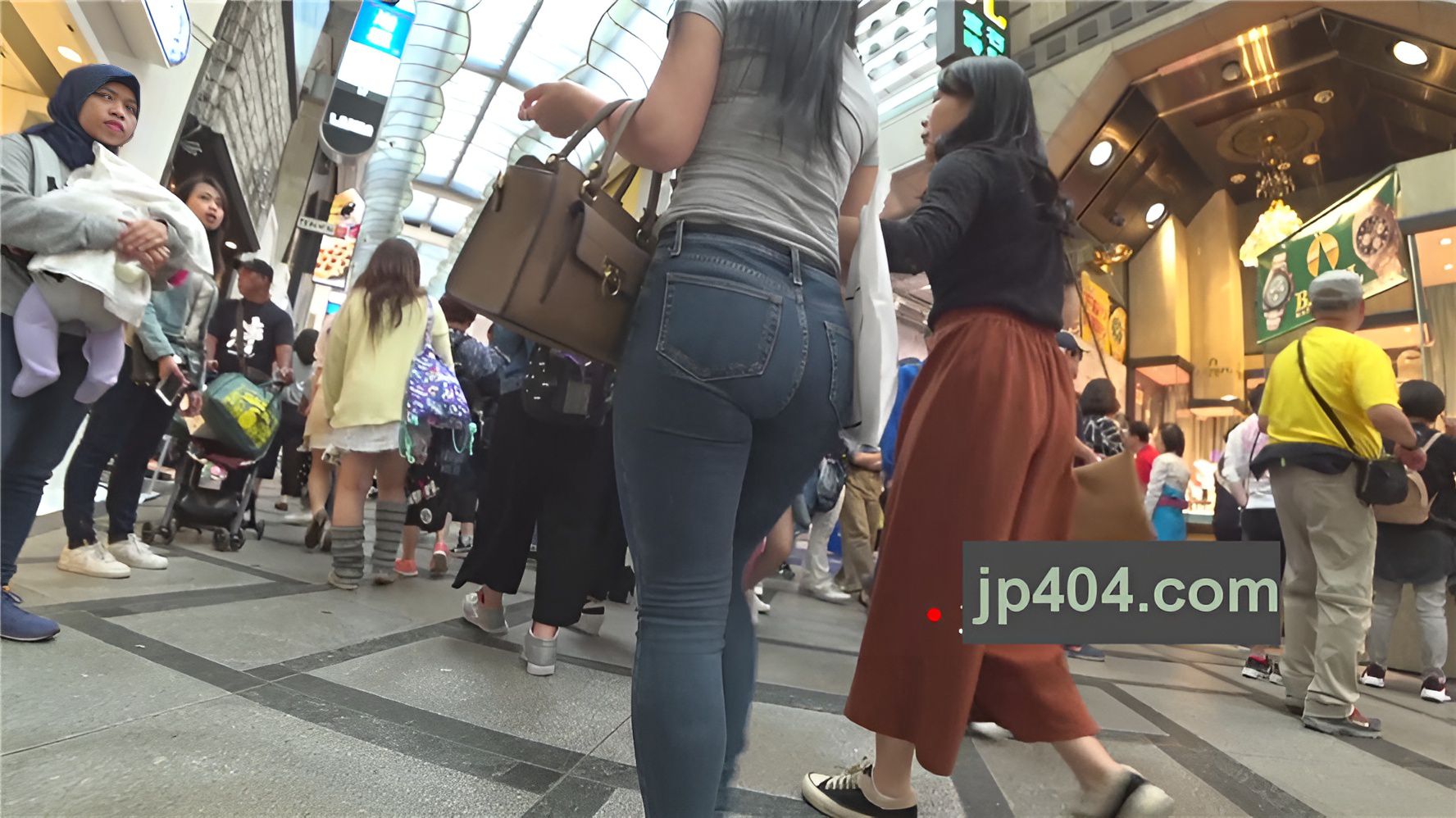 紧身蓝色牛仔裤美女[1.45G/MP4]