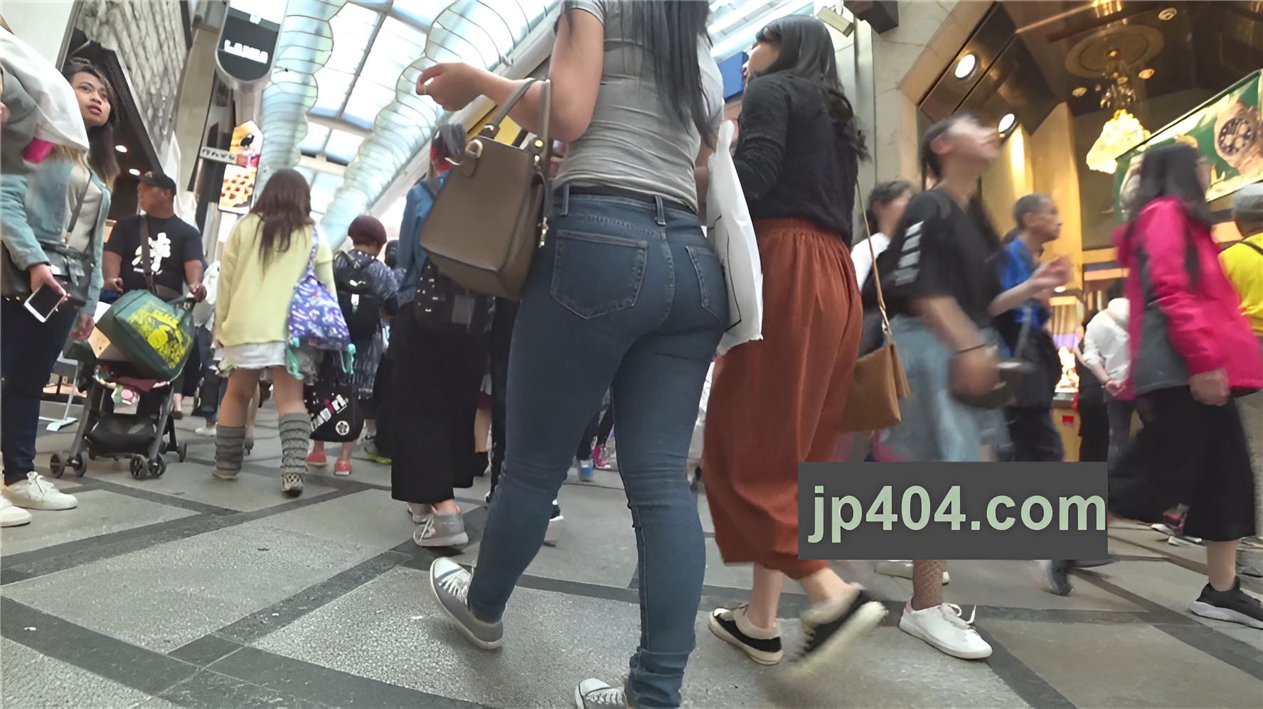 紧身蓝色牛仔裤美女[1.45G/MP4]