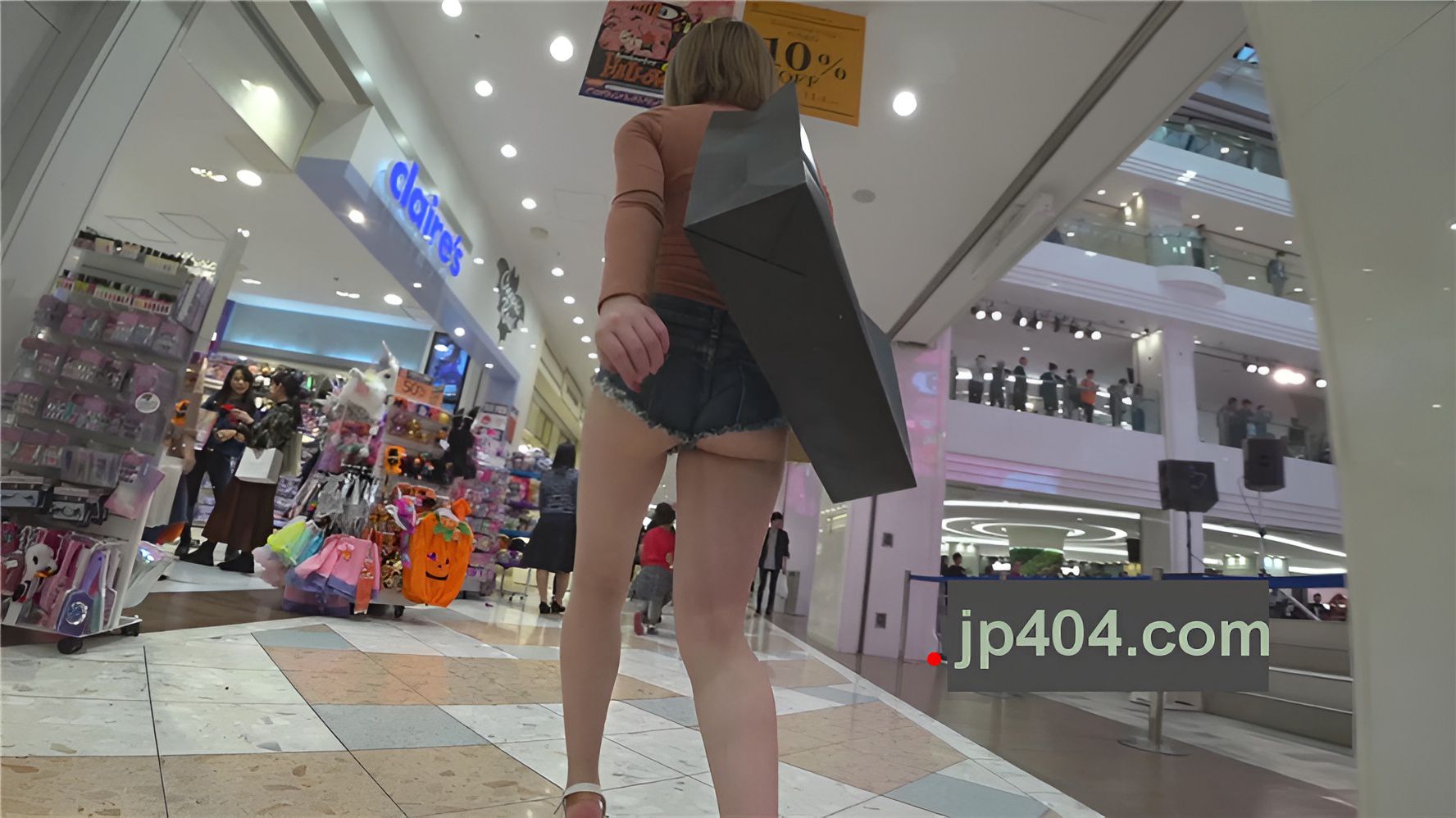 牛仔裤月牙美眉[1.41G/MP4]