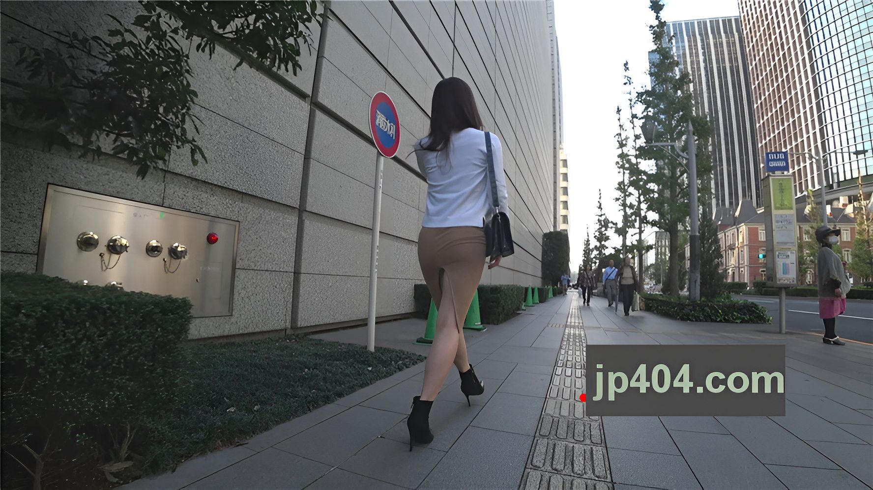 后开叉紧身裙美眉[1.41G/MP4]