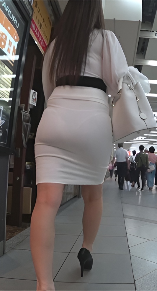 白色包臀黑色高跟美眉[1.14G/MP4]