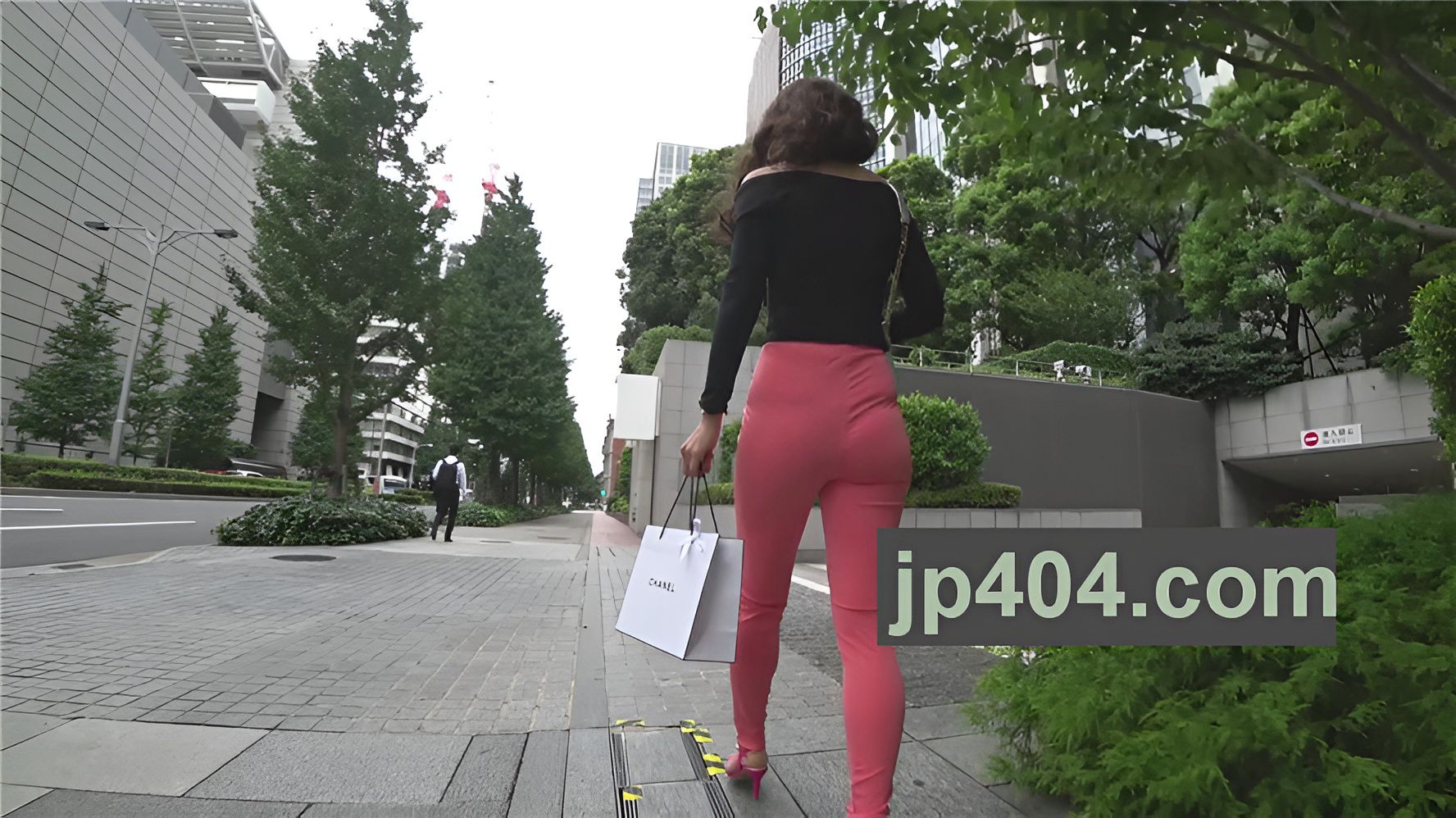 黑色上衣紧身红裤[1.45G/MP4]