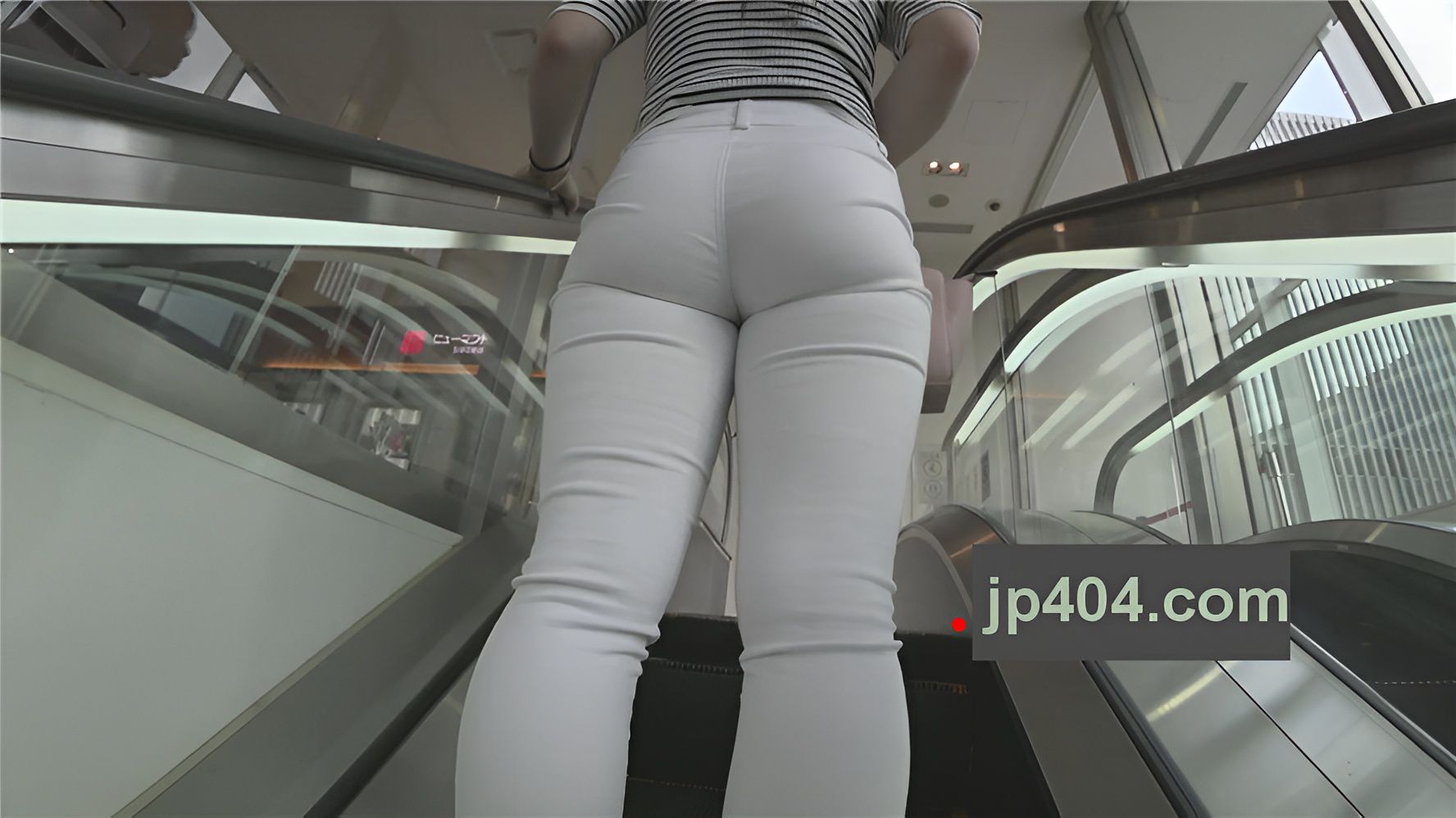 紧身白裤高跟极品饱满圆润[1.24G/MP4]