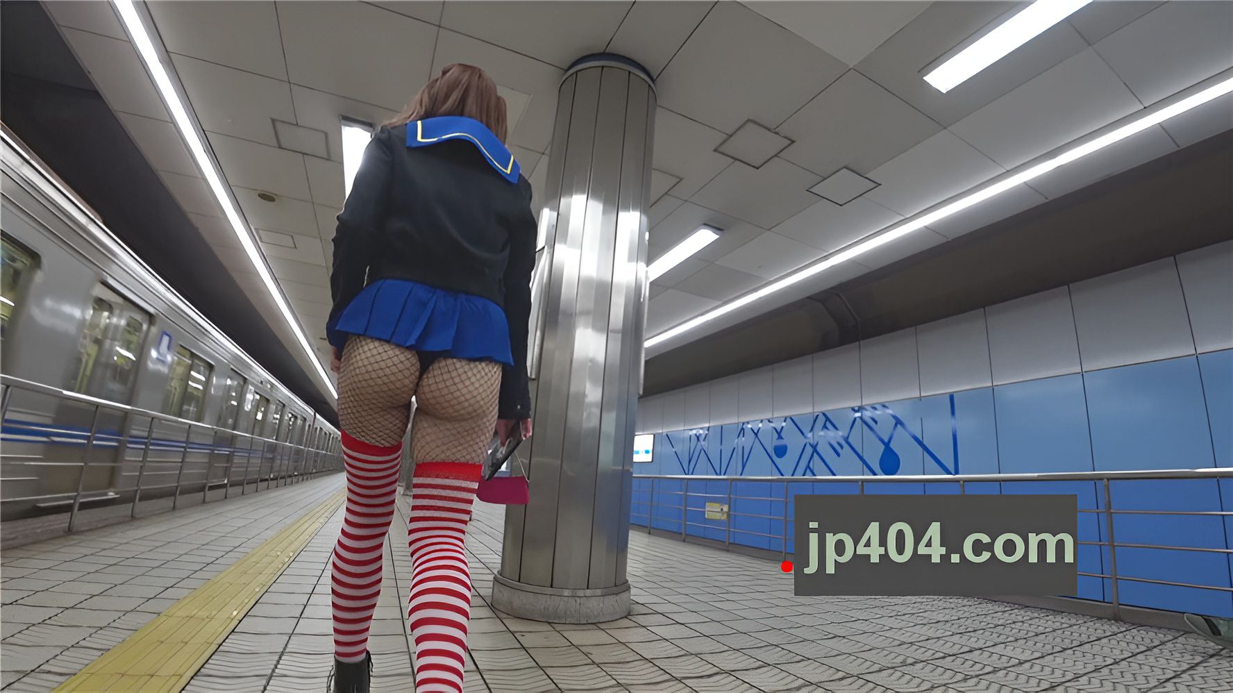 红色高筒袜黑丝网袜美眉[1.31G/MP4]