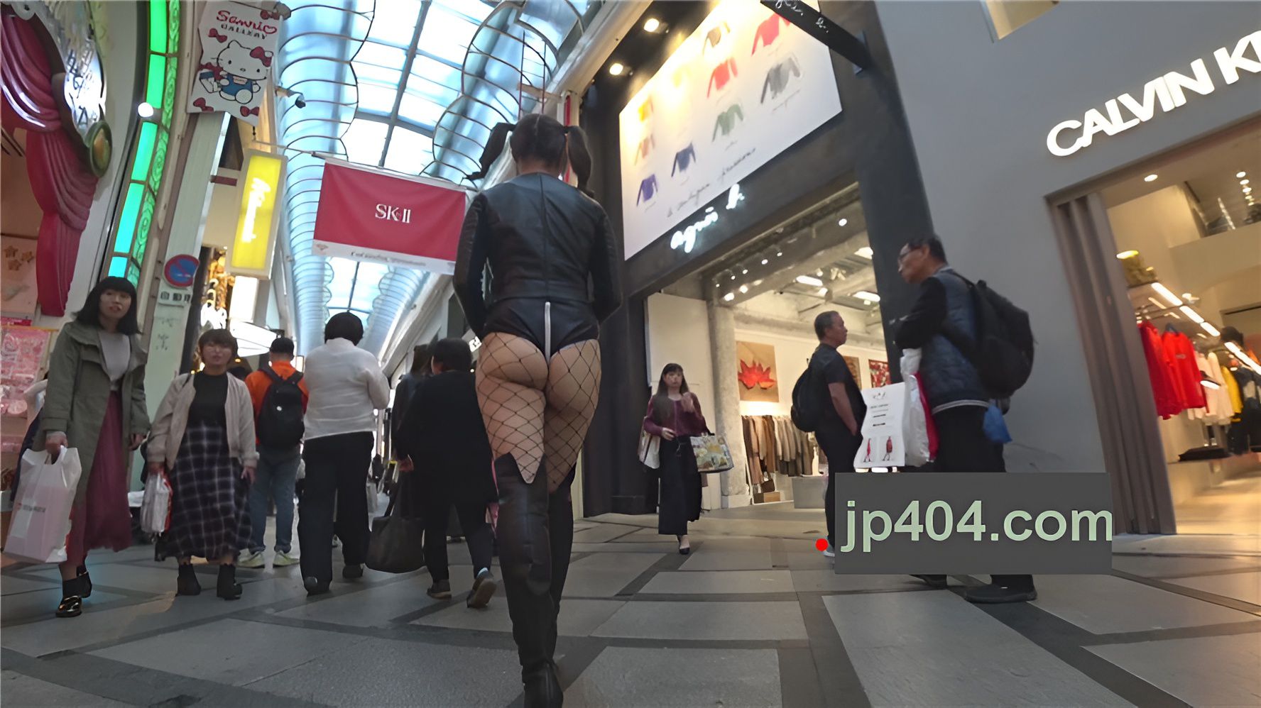 黑色网袜高跟皮靴美眉[1.42G/MP4]