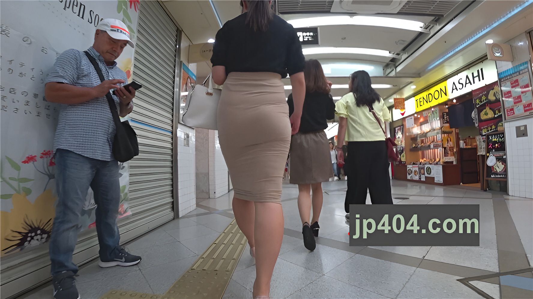 米色包屯长裙极品大腿OL[1.07G/MP4]