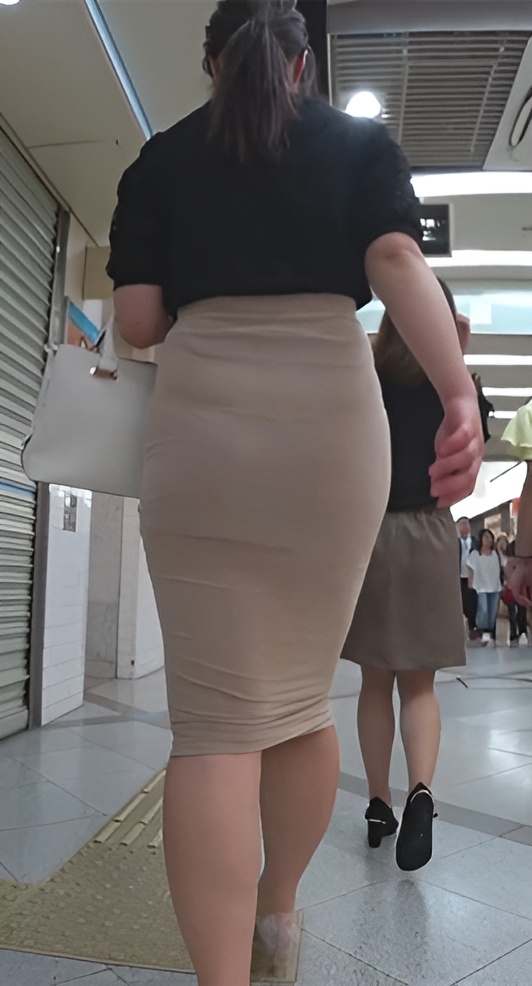 米色包屯长裙极品大腿OL[1.07G/MP4]