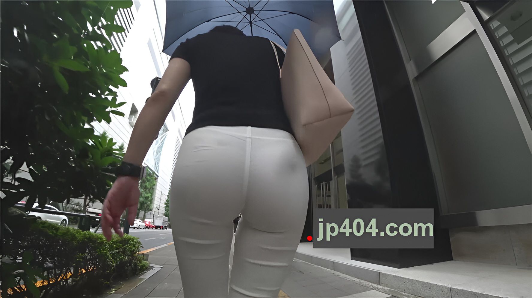 白色紧裤美眉极品圆翘屯[827M/MP4]