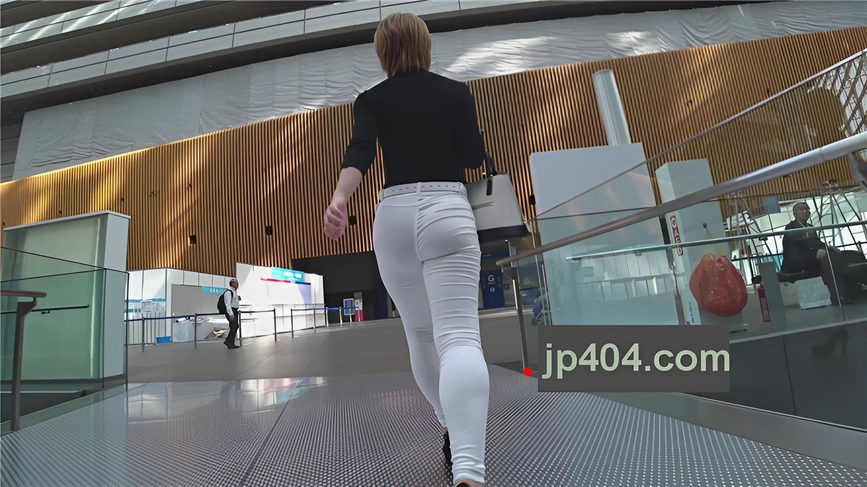 白色破洞紧身裤高跟OL[1.39G/MP4]