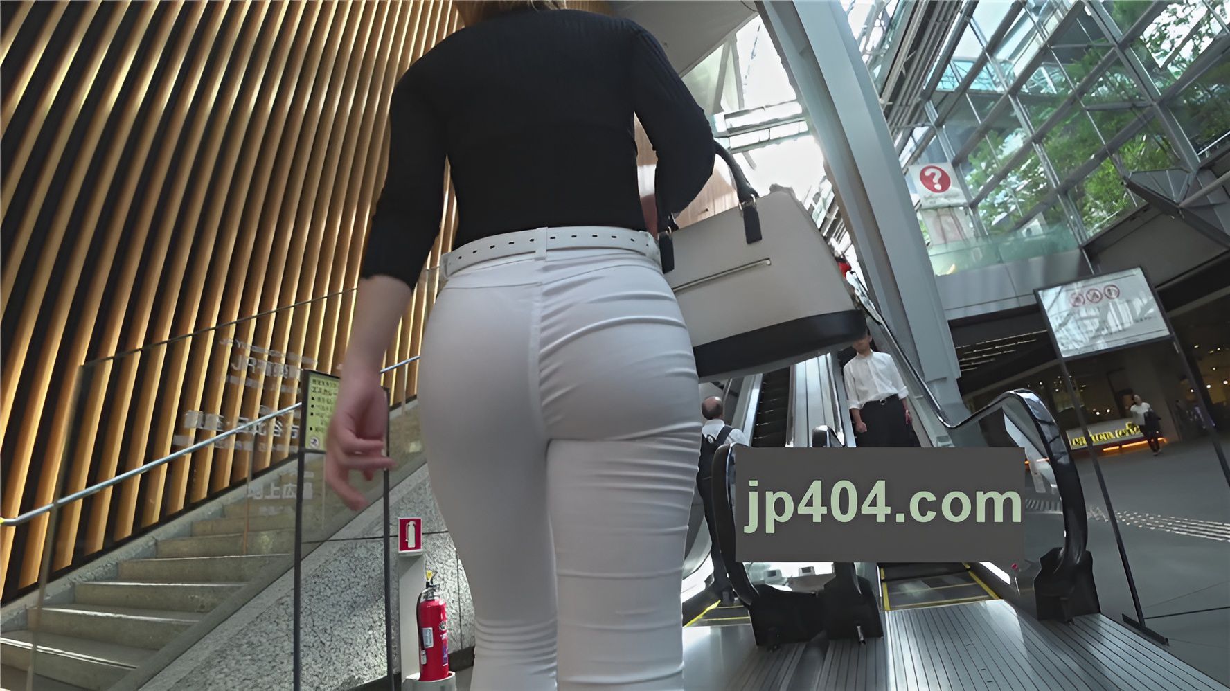 白色破洞紧身裤高跟OL[1.39G/MP4]