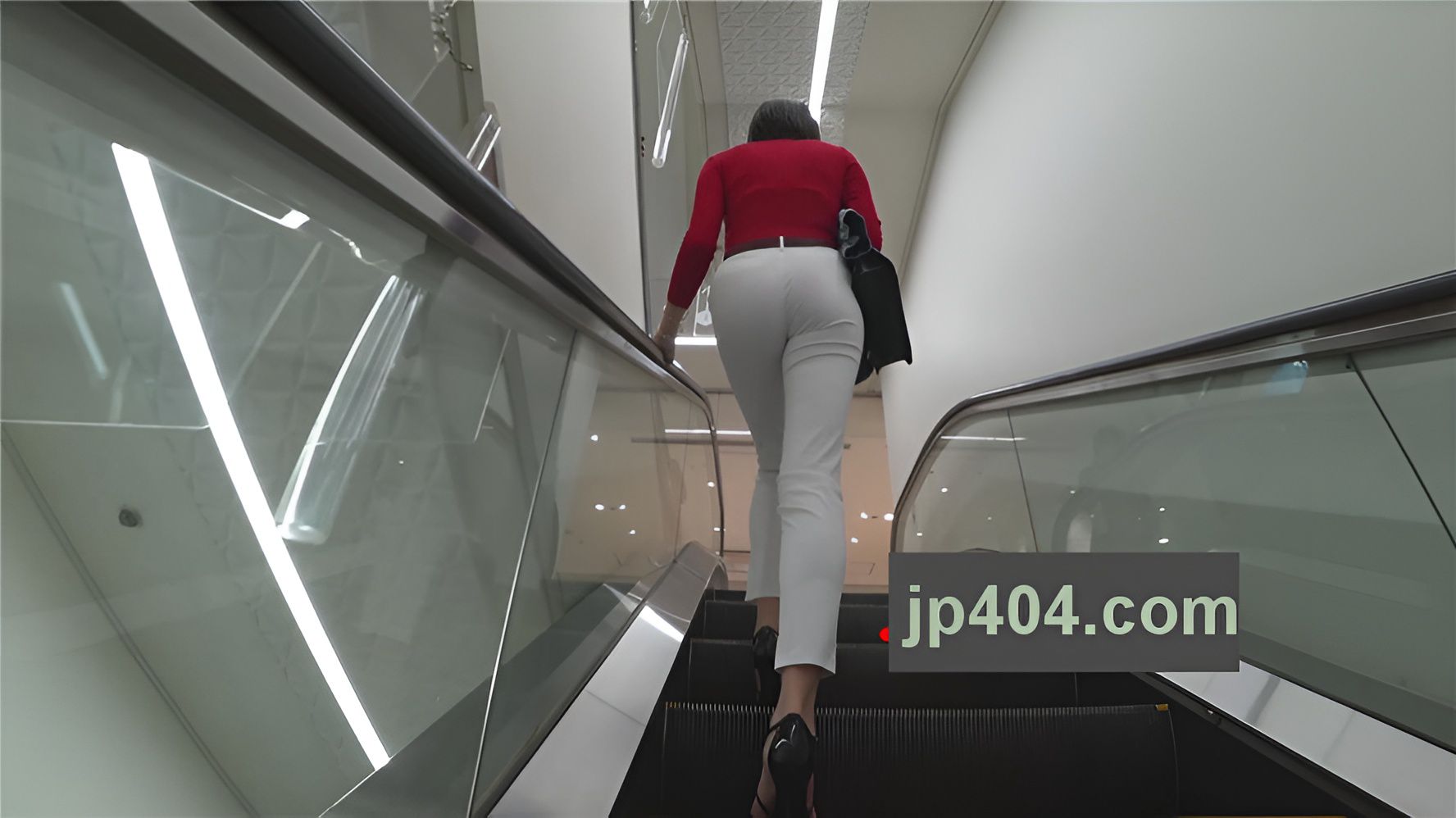 白色紧裤大长腿翘屯美女[1.33G/MP4]