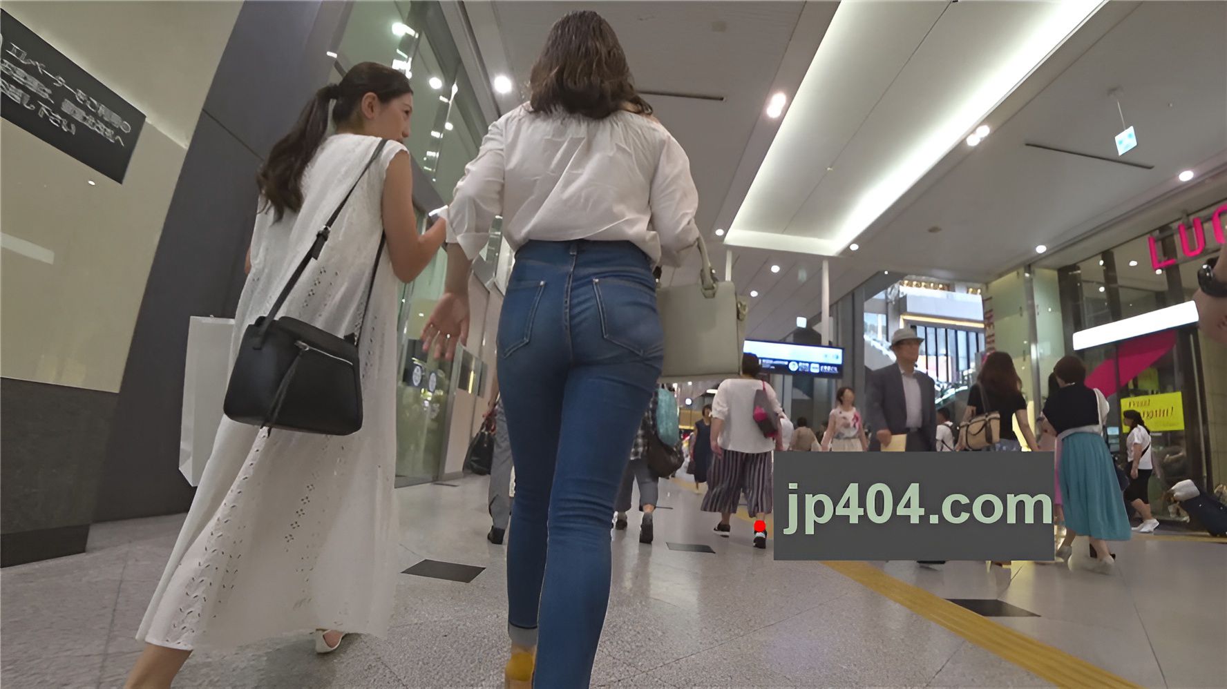 紧身牛仔裤小姐姐[889M/MP4]