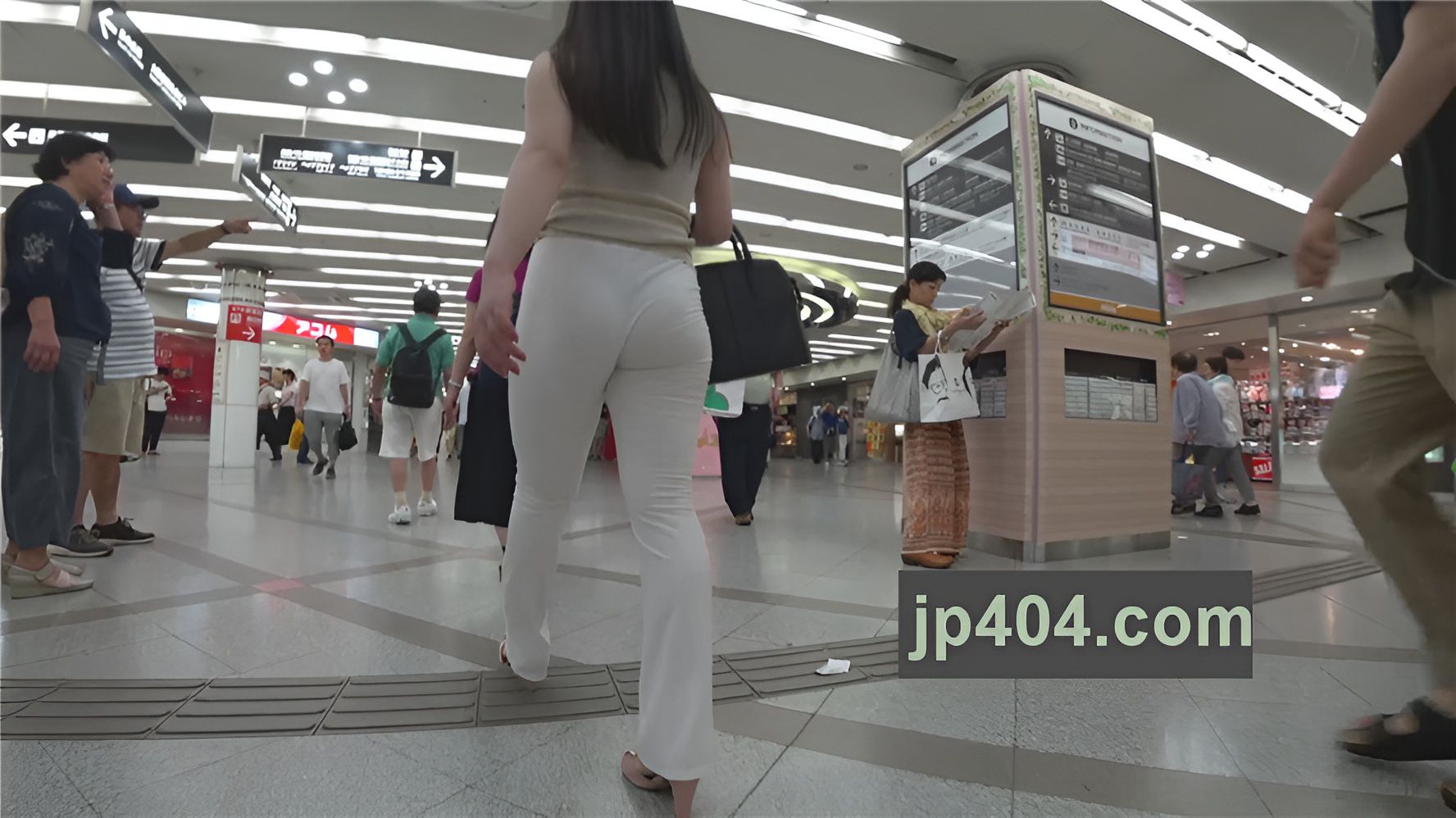 紧身白裤性感圆润[1.41G/MP4]